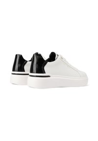 Sneakers bianchi con accenti neri, tomaia in pelle liscia, tallone nero testurizzato e suola in gomma bianca. Presentano dettagli in oro ai lacci.