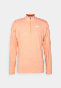 Miestenska oranžová melírovaná dlhá športová tričko s 1/4 zipsom a bielym logom Nike swoosh na hrudi na bielom pozadí.