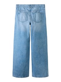 Jeans de mezclilla de color azul claro de pierna ancha con una cintura alta, dos bolsillos traseros y un diseño de dobladillo sin terminar. Textura ligeramente deslavada en la tela.