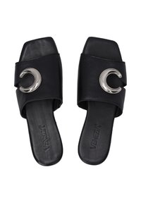 Zwarte faux leren slipper sandalen met een brede band en een zilveren halve maan accent, vierkante neus en platte zool.