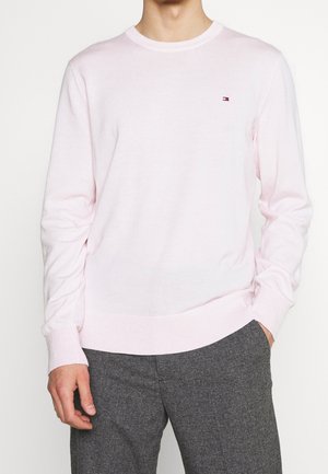 Hellrosa Rundhals-Pullover aus einem weichen Strickstoff, mit gerippten Bündchen und Saum. Kleines Logo-Detail auf der Brust.