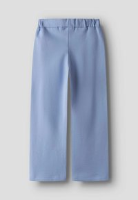 Svetlo modre hlače širokega kroja z elastičnim pasom. Narejene so iz mehkega materiala, imajo gladko teksturo in brez vzorcev ali dodatkov.