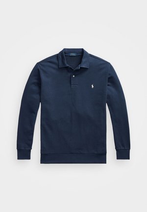 Polo de manga larga color azul marino en una suave mezcla de algodón. Presenta un cuello clásico, una tapeta con dos botones y un logo bordado en el pecho.