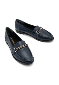 Mocassini in pelle blu navy con finitura texturizzata, presentano unaccattivante catena dorata decorativa sul davanti e suola piatta in gomma nera.
