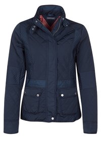 Granatowa pikowana kurtka z wysokim kołnierzem, zatrzaskami, ukośnym pikowaniem, dwoma przednimi kieszeniami i kontrastującą podszewką.