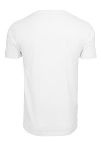 Hvid bomulds t-shirt med en klassisk rund halsudskæring og korte ærmer. Har en ensfarvet ryg uden logoer eller mønstre.