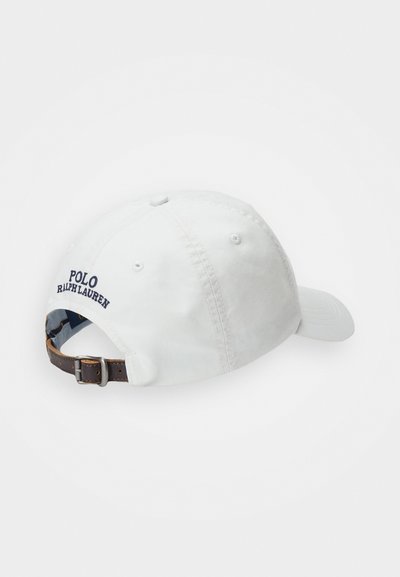 Biela bavlnená baseballová čiapka s nastaviteľným hnedým koženým pásikom, na zadnej strane s vyšitým textom "POLO RALPH LAUREN".