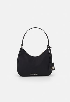 Zwarte schoudertas met korte riem, zilveren rits, Steve Madden-logo aan de voorkant en aangehecht label met initialen "SM".