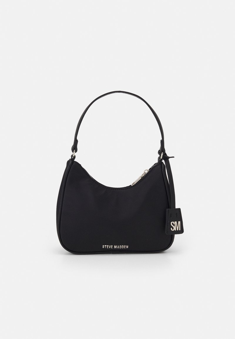 Sac à épaule noir avec une petite sangle, fermeture éclair argentée, logo Steve Madden à l'avant, et étiquette attachée avec les initiales "SM".