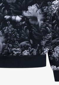 Czarna bluza z kapturem z szarym wzorem kwiatowym, o fakturowanej tkaninie, z przednią kieszenią oraz prążkowanymi mankietami i dołem.