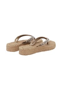 Plateau-Flip-Flops mit gewebter beiger Sohle und beigen Riemen, verziert mit silbernem Glitzer, aus einem hinteren Drei-Viertel-Winkel gezeigt.