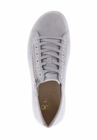 Grijze suède sneaker met ronde neus, platte vetersluiting, zijritsdetails en geperforeerde binnenzool met gouden letters.