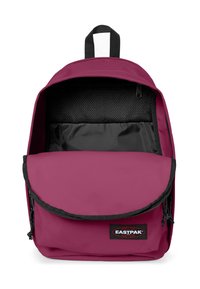 Maroon plecak Eastpak z klapą, zamykany na zamek, z kieszeniami na zamek i teksturowanym czarnym wnętrzem. Posiada regulowane paski i naszywkę z logo.