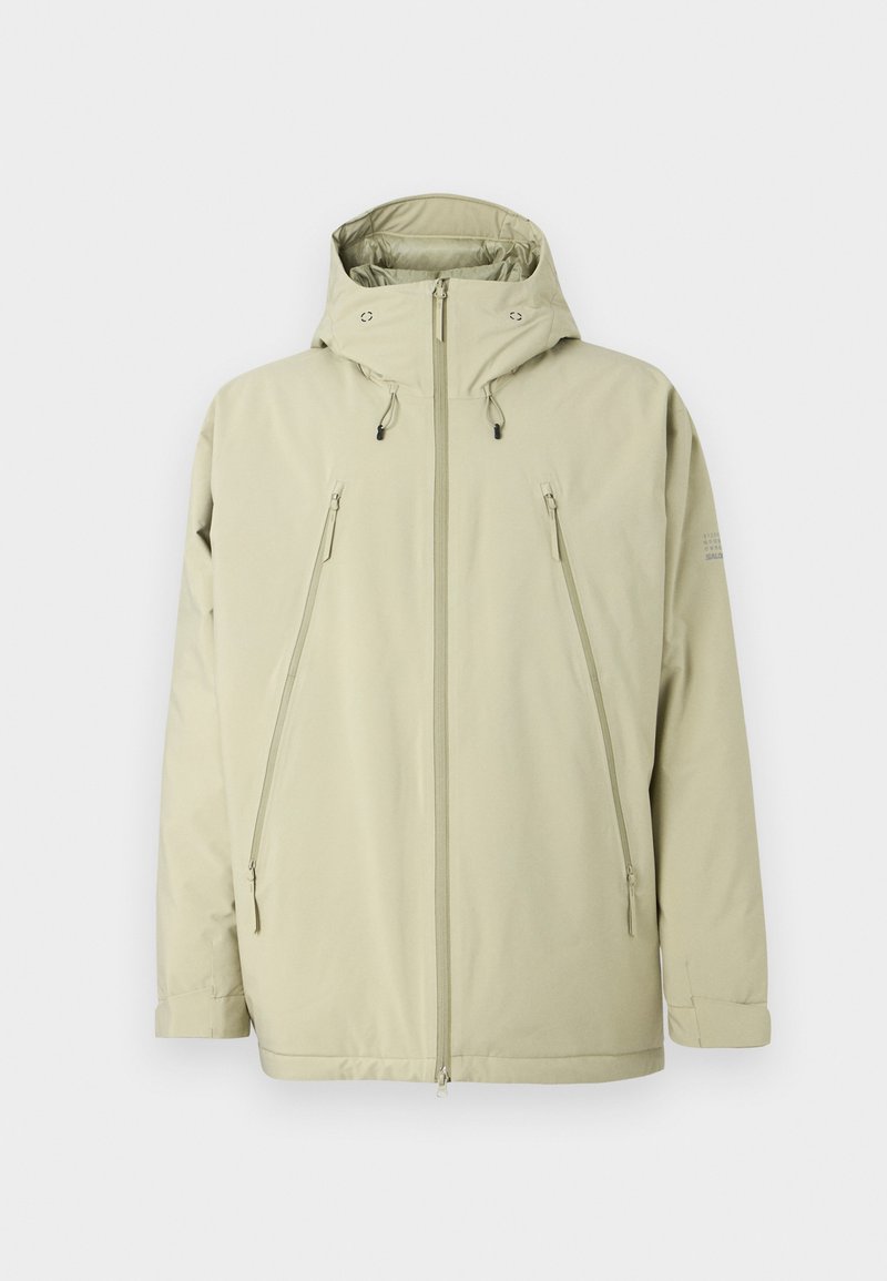 Veste imperméable beige clair avec capuche. Caractéristiques de poches zippées, fermeture éclair à l'avant et finition texturée. Design simple.