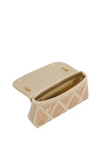 Beige clutch met een textuur oppervlak, versierd met een diamantpatroon van kralen en gouden hardware. De binnencompartiment is zichtbaar.