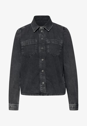 Czarna kurtka dżinsowa z klasycznym kołnierzem, dwoma kieszeniami na piersi oraz ozdobami w formie ćwieków na kołnierzu. Posiada zapięcie na guziki z przodu i długie rękawy.