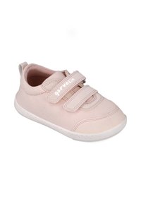Zapatilla de lona de color rosa claro con dos correas de velcro, cuello acolchado y suela de goma blanca con pequeños agujeros para la transpirabilidad.