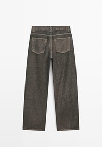 Jean en denim foncé avec une coupe droite, doté de deux poches arrière, de coutures visibles et d'une surface légèrement texturée.