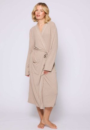 Beige Robe mit langen Ärmeln, Wickeldesign und weißen Akzenten. Verfügt über zwei vordere Taschen und einen Bindegürtel in der Taille. Schmeichelnde Textur.
