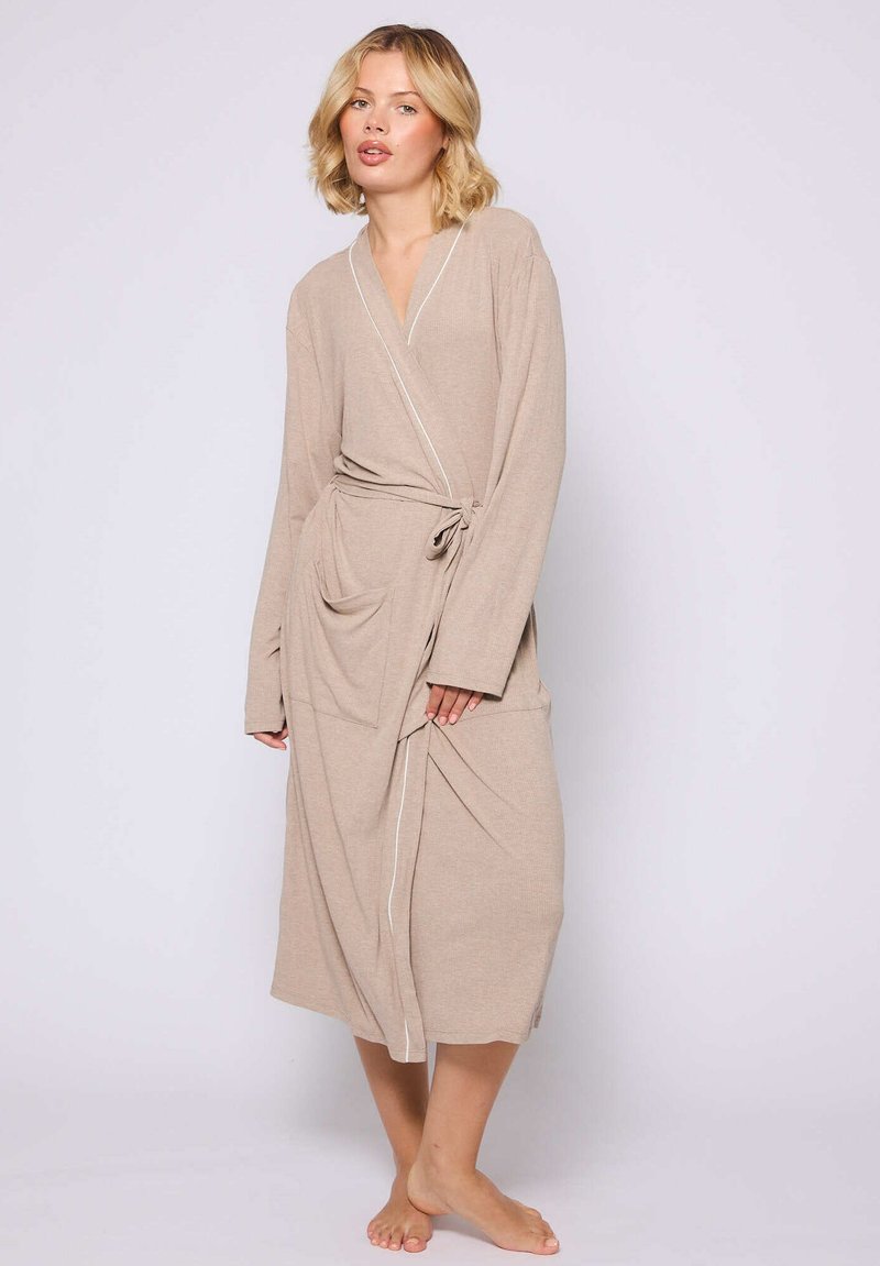 Beige Robe mit langen Ärmeln, Wickeldesign und weißen Akzenten. Verfügt über zwei vordere Taschen und einen Bindegürtel in der Taille. Schmeichelnde Textur.