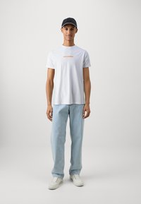 KARL LAGERFELD CREWNECK - Základné tričko - white
