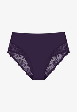 Sötétlila, magas derékú bugyi, oldalt csipke panelek díszítik virágmintákkal és hullámos szegéllyel, hogy fokozzák a részletgazdagságot.