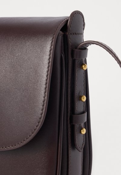 Borsa a tracolla in pelle marrone scuro con chiusura a pattina, caratterizzata da cuciture decorative e accessori in ottone sui lati per la regolazione della tracolla.