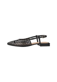 Zapato negro tipo slingback con diseño de cuero trenzado, punta afilada, tacón pequeño y bloque, y correa ajustable en el tobillo. Presenta ojales en tono dorado.