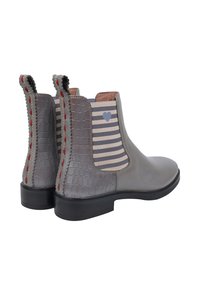 Stivali ankle in pelle grigia con un motivo testurizzato a coccodrillo, pannelli laterali elastici a strisce e cuciture rosse a contrasto sul retro.