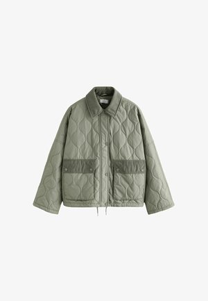 Veste matelassée en vert doux, avec un col en velours côtelé, deux poches avant et une coupe décontractée. Texture lisse avec un motif ondulé.