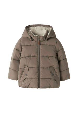 Veste d'hiver matelassée marron pour enfants avec capuche, fermeture éclair frontale, deux poches à rabat avec boutons, et doublure douce en polaire à l'intérieur de la capuche.