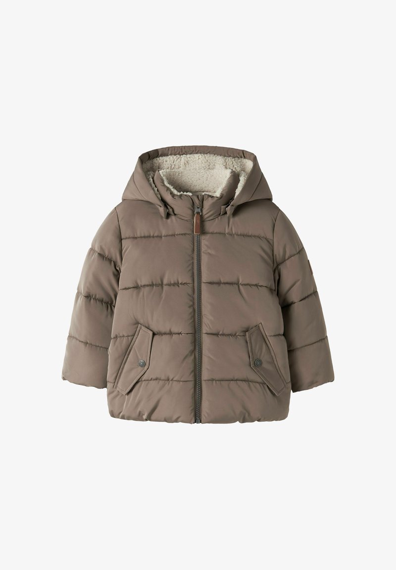 Veste d'hiver matelassée marron pour enfants avec capuche, fermeture éclair frontale, deux poches à rabat avec boutons, et doublure douce en polaire à l'intérieur de la capuche.