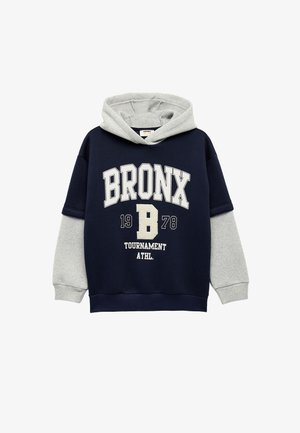 Felpa blu navy e grigia con tasca a marsupio, con la scritta "BRONX 1978" in grandi lettere bianche e maniche grigie. Tessuto in cotone misto.