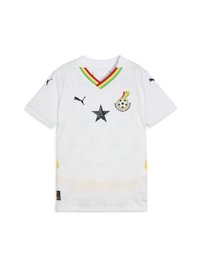 Balts futbols krekls ar V veida kaklu, ar melnu zvaigzni, Ganas Futbola Asociācijas logotipu, zaļi-dzeltenu-sarkanu apkakli un smalku padziļināto faktūru.