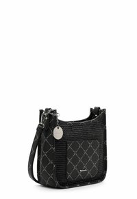 Borsa nera con texture intrecciata e motivo decorativo, hardware in argento, tracolla removibile e tasca frontale.