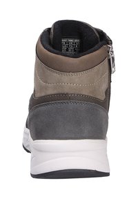 Sneaker high-top in suede grigia e marrone con suola bianca e zip laterale. La parte superiore testurizzata presenta pannelli a contrasto e dettagli di cucitura.