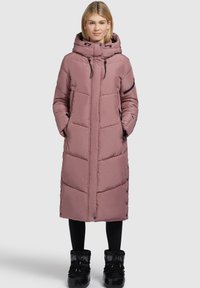 Lange roze pufferjas met capuchon, voorzien van een gewatteerd patroon, drukknoopaccenten aan de zijkant en zwarte hardwaredetails.