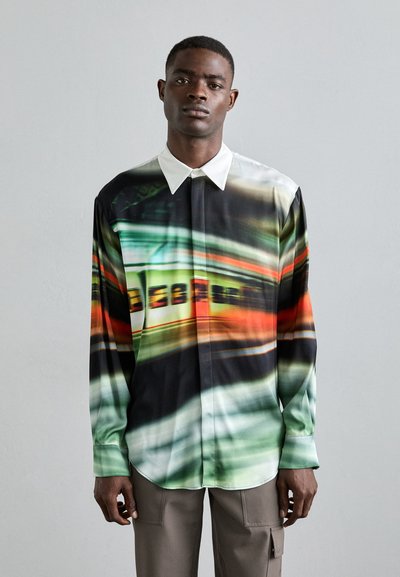 Colorful long-sleeve shirt featuring a photographic print with green, black, orange, and white hues. Includes a classic white collar and cuffs.