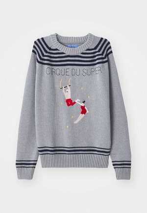 Suéter gris de punto con rayas azul marino, que presenta un diseño de circo bordado, trajes rojos y acentos amarillos. Cuello redondo y puños de canalé.
