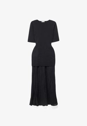 Mustad midi kleit, millel on keha järgi vormitud lühikeste varrukatega ülaosa ja voogav volditud seelik, millel on ümar kaelus ning õrn vöökoht.