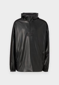 Mustmustera mustaga kapuutsiga pullover jakk, mis on valmistatud läikivast materjalist, millel on pool-zip ees, elastsed mansetid ja rinna peal paiknev plaastrimärk.