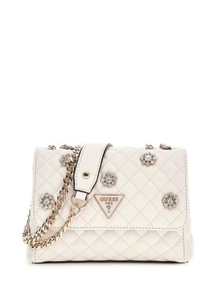 Borsa a tracolla trapuntata color crema con catena argentata, impreziosita da strass a forma di fiore e un logo triangolare Guess sulla parte anteriore.