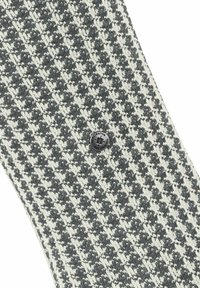 Calzini con motivo a scacchi grigio e crema, con un accento circolare in metallo vicino alla parte superiore. Materiale in maglia testurizzata, finitura morbida.