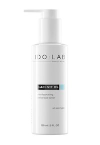 Biała plastikowa butelka z pompka oznaczona "IDO LAB LAC+VIT B5" z niebieskimi akcentami; zawiera 150 ml nawilżającego toniku do twarzy dla wszystkich typów cery.