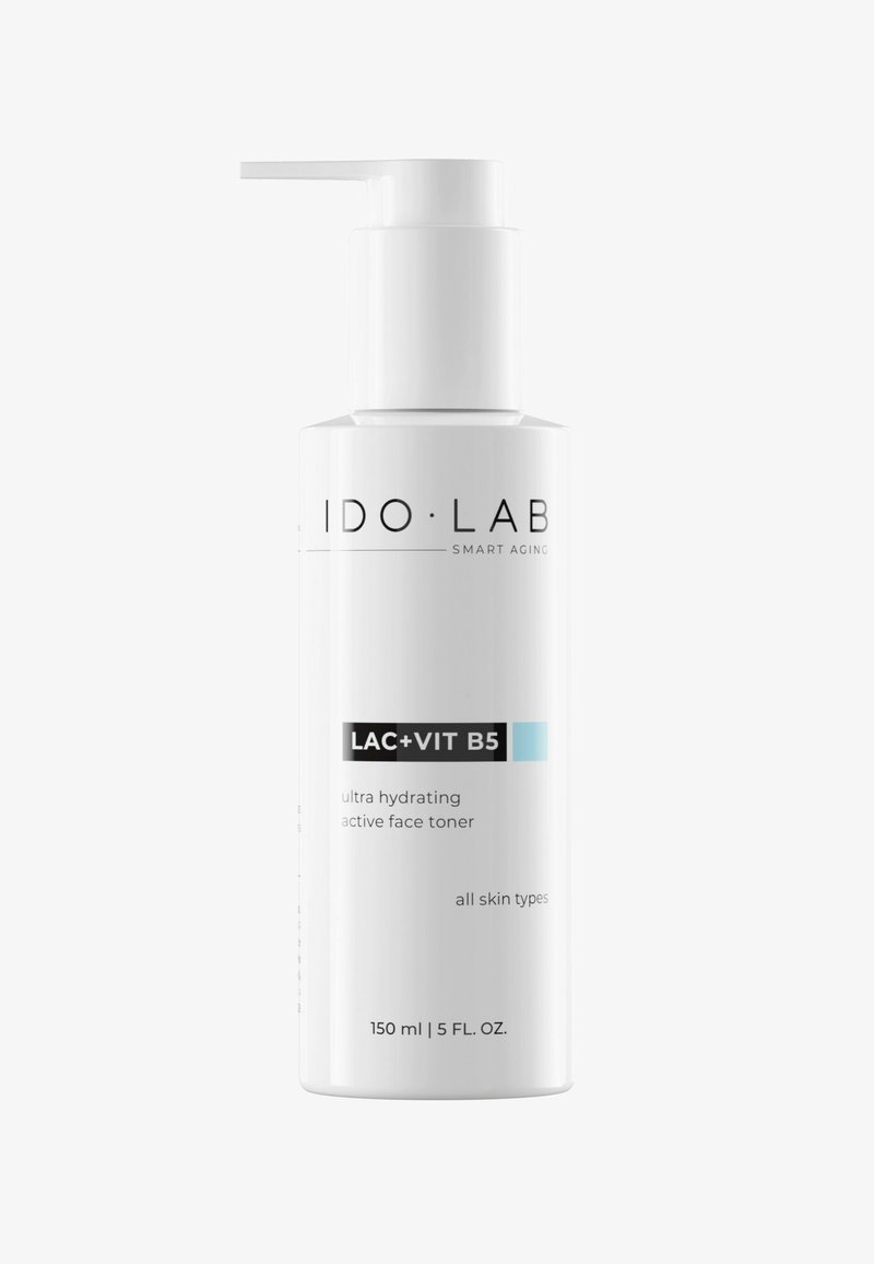 Biała plastikowa butelka z pompka oznaczona "IDO LAB LAC+VIT B5" z niebieskimi akcentami; zawiera 150 ml nawilżającego toniku do twarzy dla wszystkich typów cery.