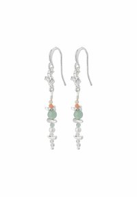 Orecchini a goccia in argento con una serie di perline colorate: verde, pesca e bianco, con un accento di argento torcigliato nella parte superiore.