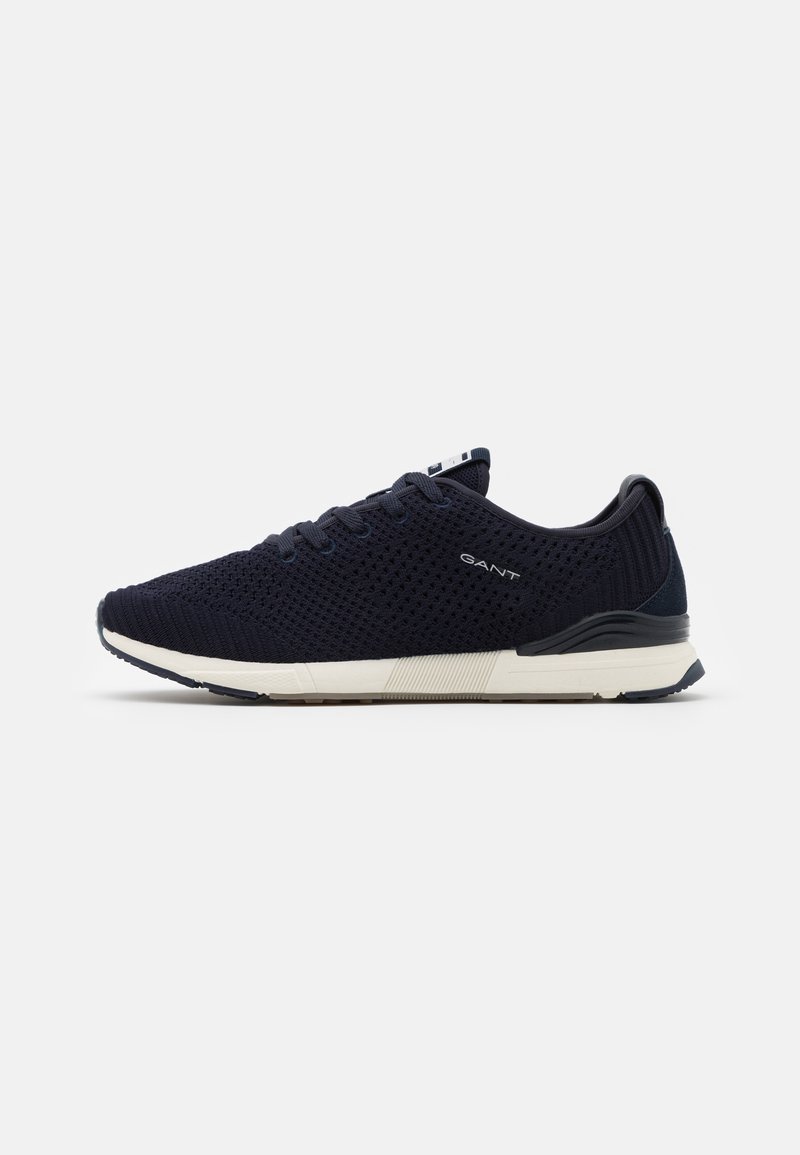 Baskets en maille bleu marine foncé avec semelle blanche, fermeture à lacets et logo "GANT" sur le côté, vues de l'extérieur.