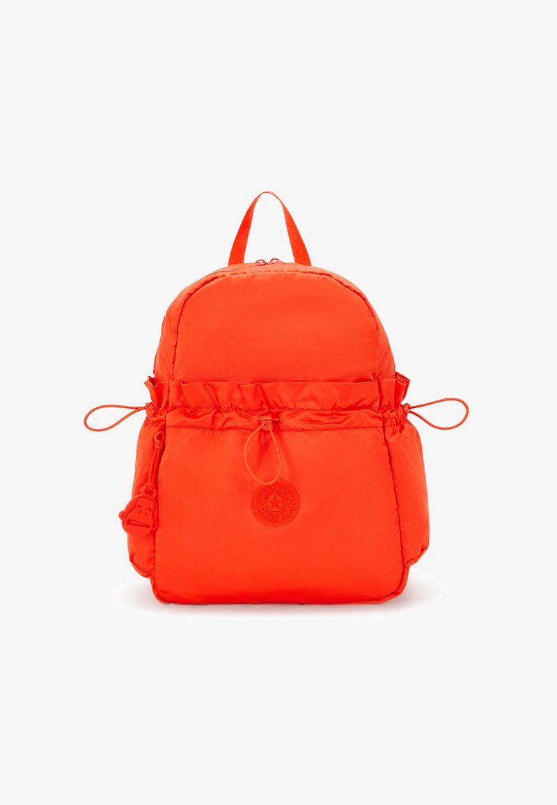 Sac à dos rembourré orange avec un haut arrondi, fermeture à cordon, poches latérales et un écusson circulaire à l'avant.