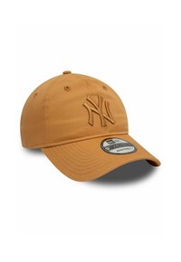 Gorra de béisbol ajustable en color marrón claro con el logo de NY en relieve en la parte frontal, visera curva y tejido texturizado, con ojales de ventilación.