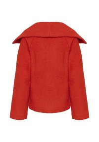 Palton roșu din lână cu rever larg, design scurt și mâneci lungi. Țesătură texturată și finisaj neted. Vedere din spate afișată.